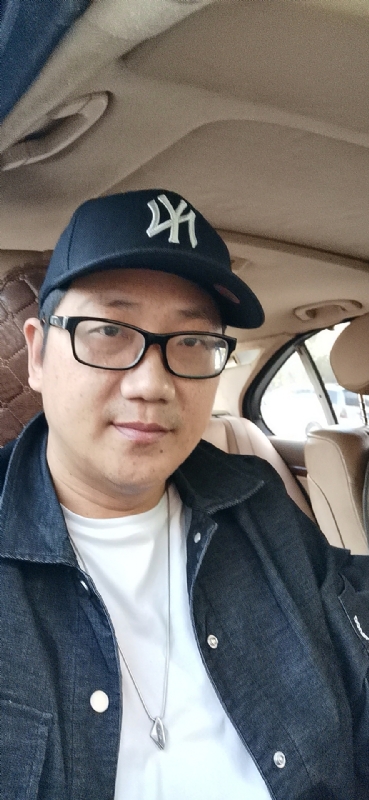 拥抱幸福的第一张照片--连城相亲网